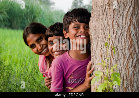 indische ländlichen Streichelzoo spielen Hide and Seek Stockfoto