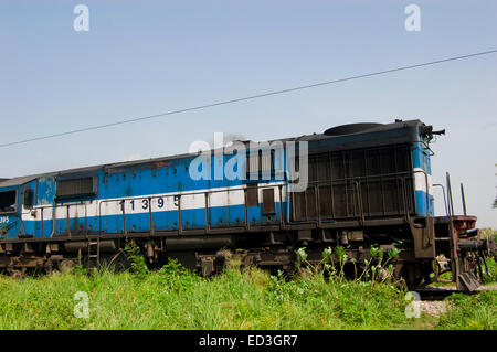 Rural Dorfbahn Reiten niemand Stockfoto