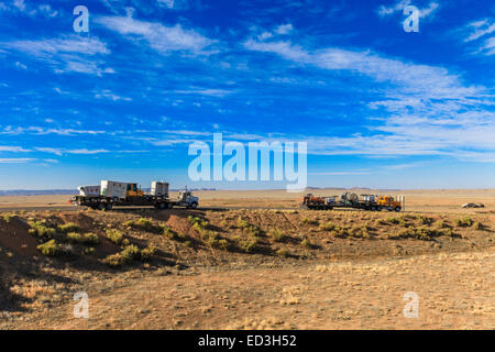 Ruby Ranch Rd & Interstate 70, Utah, USA zwei halb LKWas mit Bergbau-Ausrüstung verlassen Autobahn i70 Stockfoto