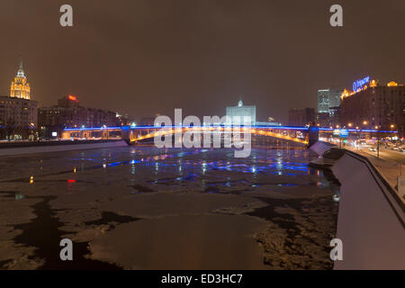 Moskau, Russland. 25. Dezember 2014. Eisige Moskwa und Regierungsgebäude (White House)-Moskau, Russland-Credit: Elkhan Mamedov/Alamy Live News Stockfoto