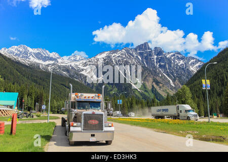 Rogers Pass, BC Kanada, Peterbilt 379 mit leeren Anhänger auf Rastplatz geparkt Stockfoto