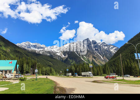 Rogers Pass, British Columbia, Kanada. Rastplatz mit schneebedeckten Bergen und Tannen Stockfoto