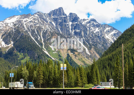 Rogers Pass, British Columbia, Kanada. Rastplatz mit schneebedeckten Bergen und Tannen Stockfoto