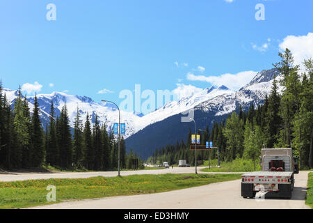 Rogers Pass, BC Kanada, Peterbilt 379 mit leeren Anhänger auf Rastplatz geparkt Stockfoto