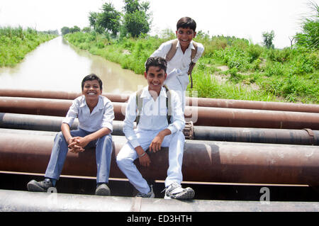 3 indische ländlichen Kinder Schülerinnen und Schüler Spaß Stockfoto