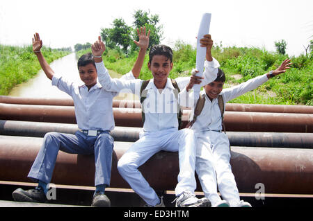 3 indische ländlichen Kinder Schülerinnen und Schüler Spaß Stockfoto