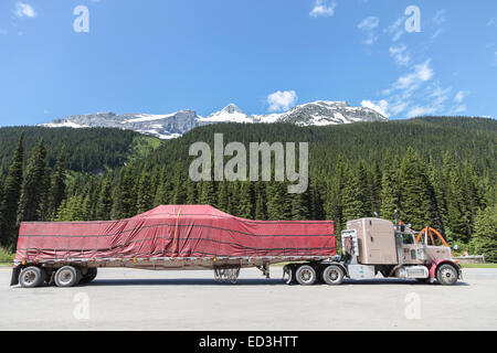 Rogers Pass, BC Kanada, Peterbilt 379 mit Last überdachte Holz auf Anhänger geparkt Stockfoto