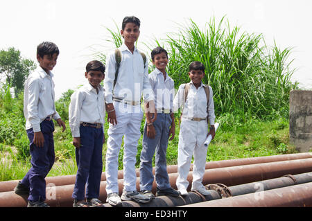 indische ländlichen Kinder Schülerinnen und Schüler Spaß Stockfoto