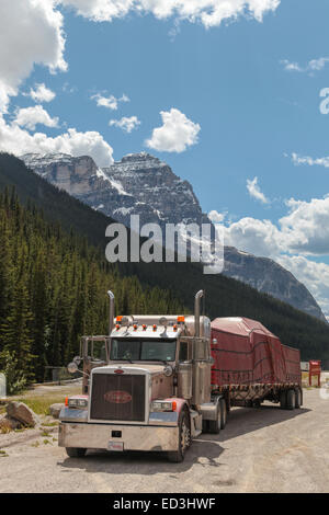 Rogers Pass, BC Kanada, Peterbilt 379 mit Last überdachte Holz auf Anhänger geparkt Stockfoto