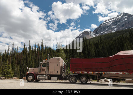 Rogers Pass, BC Kanada, Peterbilt 379 mit Last überdachte Holz auf Anhänger geparkt Stockfoto