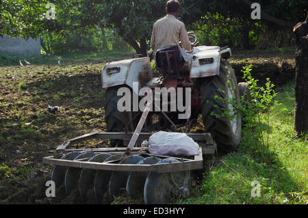 1 ländlichen Bauern Mann Landwirtschaft Traktor Stockfoto