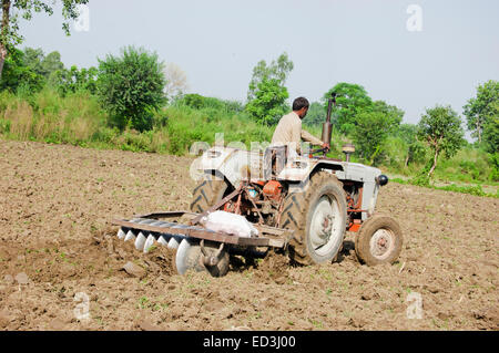 1 ländlichen Bauern Mann Landwirtschaft Traktor Stockfoto