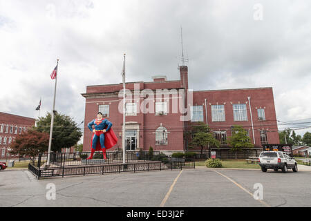 Metropole Illinois, Heimat von Superman, Stadtmitte, aus rotem Backstein Gebäude Statue von Superhelden Stockfoto