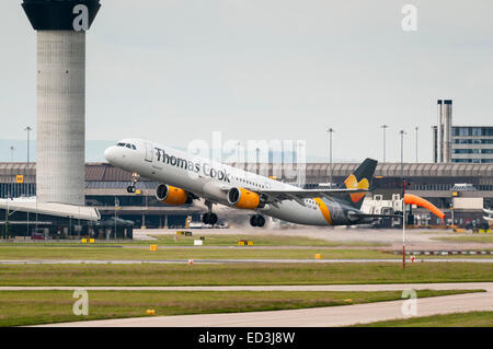 Thomas Cook Airbus A321 Flugzeug abheben vor dem Kontrollturm und Flughafen terminal am Flughafen Manchester Stockfoto