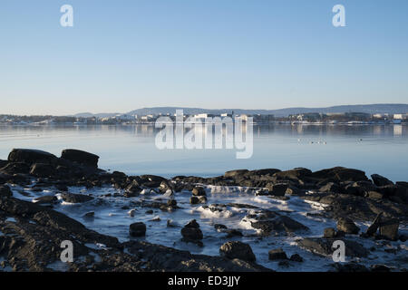 Oslo-Fjord in einem ruhigen, sonnigen Wintertag. Blick auf Fornebu Stockfoto