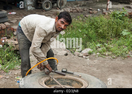 1 indischer ländlichen Mann Reifen Mechaniker Stockfoto