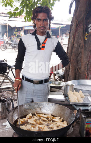 1 indische ländlichen Mann Fast-Food-shop Stockfoto