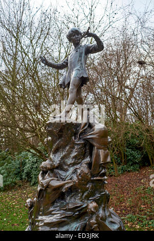 LONDON, UK - 23. Dezember: Detail der Statue von Peter Pan. 23. Dezember 2014 in London. Die Skulptur von Sir George Frampton, war Stockfoto