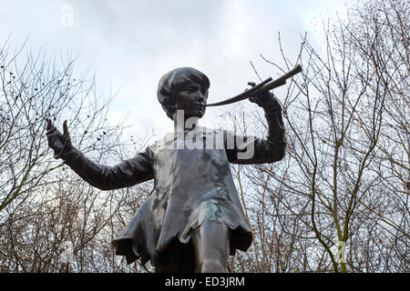 LONDON, UK - 23. Dezember: Detail der Statue von Peter Pan. 23. Dezember 2014 in London. Die Skulptur von Sir George Frampton, war Stockfoto