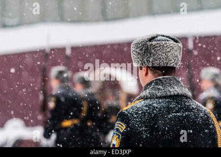 Moskau, Russland. 25. Dezember 2014. Wetter: Starker Schneesturm in Moskau heute. Kalten und windigen Tag, niedrige Temperatur bis zu-8C (-22F) und starkem Schneefall. Die ersten Schneesturm in der Saison nach einem Monat der Schwermut und Schmutz. Winter kam schließlich an die macht am Vorabend des orthodoxen Weihnachten und Neujahr Urlaub. Kommandant der Garde auf den Wechsel der Wachablösung durch die das Grab des unbekannten Soldaten. Bildnachweis: Alex Bilder/Alamy Live-Nachrichten Stockfoto