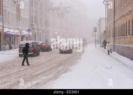 Moskau, Russland. 25. Dezember 2014. Wetter: Starker Schneesturm in Moskau heute. Kalten und windigen Tag, niedrige Temperatur bis zu-8C (-22F) und starkem Schneefall. Die ersten Schneesturm in der Saison nach einem Monat der Schwermut und Schmutz. Winter kam schließlich an die macht am Vorabend des orthodoxen Weihnachten und Neujahr Urlaub. Großen Ordynka Straße von Moskau in schweren Schneesturm. Bildnachweis: Alex Bilder/Alamy Live-Nachrichten Stockfoto