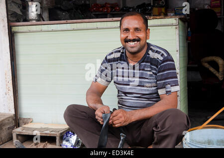 1 indische ländlichen Mann Zyklus Reifen Mechaniker Stockfoto