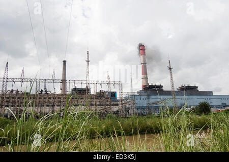 Kraftwerk und Fabrik Schornstein niemand Stockfoto