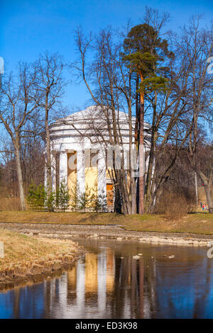 Freundschaft-Tempel. Runde Pavillons im Park von Pawlowsk, Frühling. Sankt-Petersburg, Russland Stockfoto