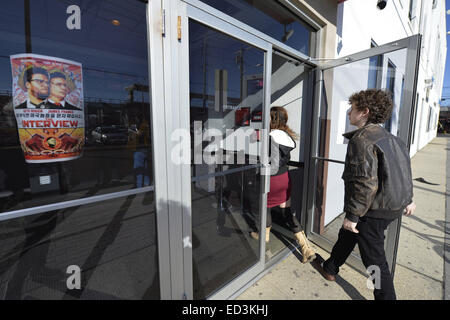 Merrick, New York, USA. 25. Dezember 2014. "Das Interview," die umstrittene Komödie von Sony Pictures Entertainment, spielt bei Merrick Kinos, gedacht, um das einzige Kino zeigt es in Nassau County, Long Island, am Weihnachtstag. © Ann Parry/ZUMA Draht/Alamy Live-Nachrichten Stockfoto