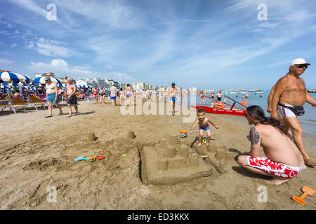 CATTOLICA, Italien - 23.Juni: Menschenmenge am Strand am 23. Juni 2014 in Cattolica, Emilia Romagna, Italien. Zu Beginn des t Stockfoto