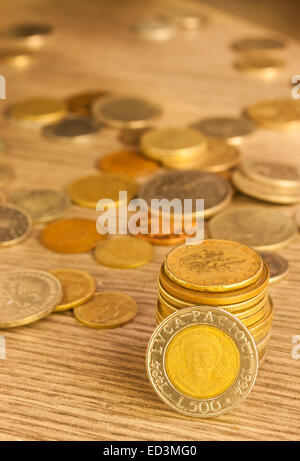 Alte Münzen gestapelt. Italienische Lire. Stockfoto