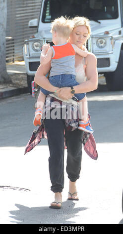 Hilary Duff und Mike Comrie bringen ihren Sohn Luca Comrie Beverly Hills mit Frühstück: Hilary Duff, Mike Comrie, Luca Comrie wo: Los Angeles, CALIFORNIA, Vereinigte Staaten von Amerika bei: 21. Juni 2014 Stockfoto