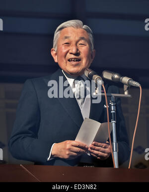 23. Dezember 2014, Tokio, Japan: Japans Kaiser Akihito spricht mit Gratulanten während seiner Majestät 81. Geburtstag Gruß an der East Plaza, Kaiserpalast in Tokio am 23. Dezember 2014. © AFLO/Alamy Live-Nachrichten Stockfoto