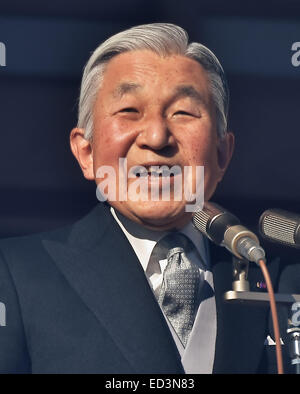 23. Dezember 2014, Tokio, Japan: Japans Kaiser Akihito spricht mit Gratulanten während seiner Majestät 81. Geburtstag Gruß an der East Plaza, Kaiserpalast in Tokio am 23. Dezember 2014. © AFLO/Alamy Live-Nachrichten Stockfoto