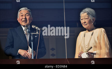 23. Dezember 2014, Tokio, Japan: Japans Kaiser Akihito spricht mit Gratulanten während seiner Majestät 81. Geburtstag Gruß an der East Plaza, Kaiserpalast in Tokio am 23. Dezember 2014. © AFLO/Alamy Live-Nachrichten Stockfoto