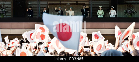 23. Dezember 2014, Tokio, Japan: Japans Kaiser Akihito(L3) winkt Gratulanten mit Kaiserin Michiko(C), Kronprinz Naruhito(L2), Kronprinzessin Masako(L), Prinz Akishino (R3), Prinzessin Kiko(R2) und Prinzessin Mako(R) während seiner Majestät 81. Geburtstag Gruß an der East Plaza, Kaiserpalast in Tokio am 23. Dezember 2014. © AFLO/Alamy Live-Nachrichten Stockfoto