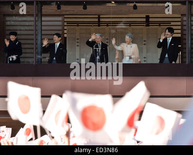 23. Dezember 2014, Tokio, Japan: Japans Kaiser Akihito(L3) winkt Gratulanten mit Kaiserin Michiko(C), Kronprinz Naruhito(L2), Masako(L) der Kronprinzessin und Prinz Akishino(R) während seiner Majestät 81. Geburtstag Gruß an der East Plaza, Kaiserpalast in Tokio am 23. Dezember 2014. © AFLO/Alamy Live-Nachrichten Stockfoto