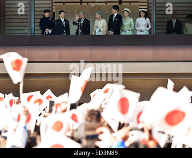 23. Dezember 2014, Tokio, Japan: Japans Kaiser Akihito(L3) winkt Gratulanten mit Kaiserin Michiko(C), Kronprinz Naruhito(L2), Kronprinzessin Masako(L), Prinz Akishino (R3), Prinzessin Kiko(R2) und Prinzessin Mako(R) während seiner Majestät 81. Geburtstag Gruß an der East Plaza, Kaiserpalast in Tokio am 23. Dezember 2014. © AFLO/Alamy Live-Nachrichten Stockfoto