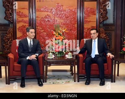 Peking, China. 26. Dezember 2014. Chinese Premier Li Keqiang (R) trifft sich mit Hong Kong spezielle Administrative Region Chief Executive Leung Chun-Ying in Peking, Hauptstadt von China, 26. Dezember 2014. Leung war in Peking seine Arbeit, die zentrale Regierung Bericht zu erstatten. © Rao Aimin/Xinhua/Alamy Live-Nachrichten Stockfoto