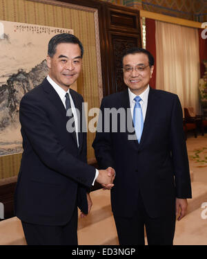 Peking, China. 26. Dezember 2014. Chinese Premier Li Keqiang (R) trifft sich mit Hong Kong spezielle Administrative Region Chief Executive Leung Chun-Ying in Peking, Hauptstadt von China, 26. Dezember 2014. Leung war in Peking seine Arbeit, die zentrale Regierung Bericht zu erstatten. © Rao Aimin/Xinhua/Alamy Live-Nachrichten Stockfoto