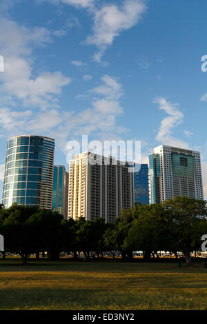 Honolulu, Hawaii, USA. 23. Dezember 2014. Hochhäuser in Ala Moana Beach Park, Honolulu, Oahu, Hawaii. Stockfoto