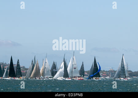 Sydney, Australien. 26. Dezember 2014.  Beginn der 70. Sydney-Hobart-Regatta im Hafen von Sydney, Australien. Das Rennen läuft Credit: Martin Beere/Alamy Live News Stockfoto