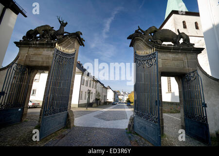 Hirschberger Tor Tor, St. Laurentius-Kirche, ehemalige Kloster Wedinghausen, Arnsberg, Nordrhein-Westfalen, Deutschland, Europa, H Stockfoto