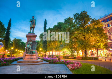 Nachtansicht des Esplanade Park. Statue von Johan Ludvig Runeberg in Helsinki, Finnland Stockfoto