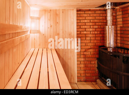 Innenraum der Sauna - Regale, Lampe, niemand, Kessel Stockfoto