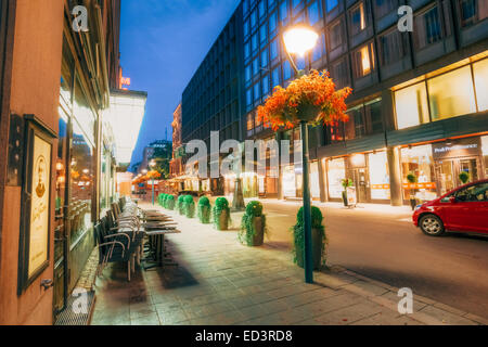 HELSINKI, Finnland - 27. Juli 2014: Nachtansicht Kluuvikatu Straße in Helsinki Stockfoto