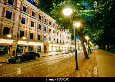 HELSINKI, Finnland - 27. Juli 2014: Nachtansicht der Pohjoisesplanadi Street in Helsinki Stockfoto