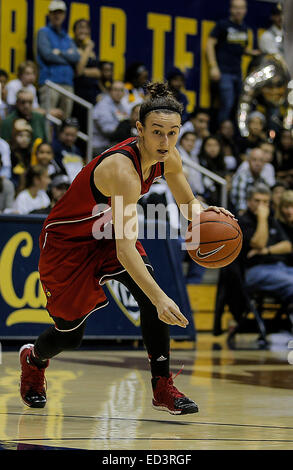 Berkeley CA. 21. Dezember 2015. Louisville G # 15 Megan Deines am Mitte Hof sucht offene Teamkollegen während der NCAA Frauen-Basketball-Spiel zwischen Louisville Cardinals und California Golden Bears 57-70-Sieg bei Hass Pavillon Berkeley Kalifornien © Csm/Alamy Live-Nachrichten Stockfoto