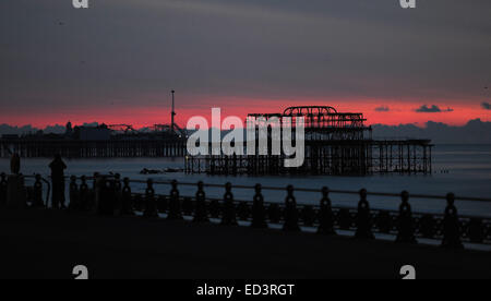 Brighton, Sussex, UK. 26. Dezember 2014. Boxing Day.  Es ist ein kalter klarer Morgen beim Sonnenaufgang über dem West Pier Stockfoto