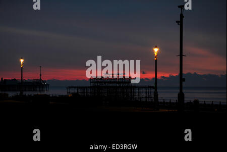 Brighton, Sussex, UK. 26. Dezember 2014. Boxing Day.  Es ist ein kalter klarer Morgen beim Sonnenaufgang über dem West Pier Stockfoto